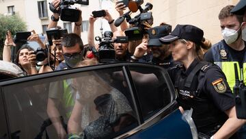 La alcaldesa de Sitges, Aurora Carbonell i Abella, a su salida del Ayuntamiento de Sitges por presunta malversaci¨®n y prevaricaci¨®n que afecta a miembros del actual Gobierno de ERC, a 21 de junio de 2023, en Sitges, Barcelona, Catalunya (Espa?a). Durante la operaci¨®n policial, se investigan presuntas irregularidades en la adjudicaci¨®n de subvenciones y fraccionamiento de contratos a la entidad Mesa del Tercer Sector de Sitges-Garraf. El periodo bajo sospecha va de 2017 a 2022 y se calcula que se pueden haber malversado m¨¢s de 600.000 euros entre subvenciones y contratos fraccionados. La entidad ha estado recibiendo 45.000 euros cada a?o en ayudas y unos 75.000 euros m¨¢s en concepto de diferentes contratos menores.
21 JUNIO 2023;SITGES;BARCELONA;AYUNTAMIENTO DE STIGES;ERC;MALVERSACI?N;PREVARICACI?N;PIXELADA
David Zorrakino / Europa Press
21/06/2023