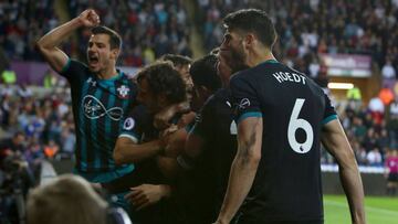 El Southampton celebra la victoria y su permanencia virtual.