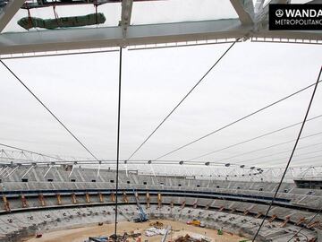 Tras la colocaci&Atilde;&sup3;n del doble anillo exterior de compresi&Atilde;&sup3;n (la estructura blanca que se sit&Atilde;&ordm;a sobre la grada) y del anillo de tracci&Atilde;&sup3;n superior (el &Atilde;&sup3;valo de cables de acero que se eleva sobr