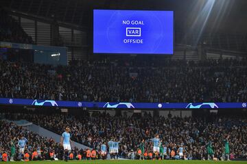 El VAR anuló el quinto gol a Sterling por fuera de juego de Sergio Agüero.