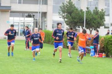 Los jugadores corren bajo la atenta mirada de Marcelo Tulbovitz.