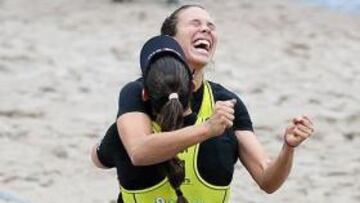 Liliana (de espaldas) y Elsa, ayer.