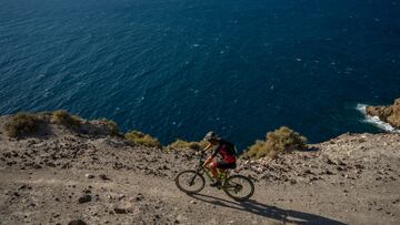 Un biker, al paso por la zona del Cabo de Gata.