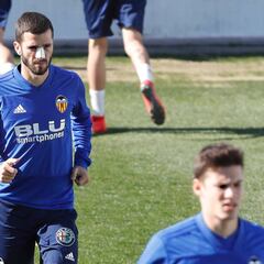 Gayà se entrena con protección en la nariz y estará ante el Betis