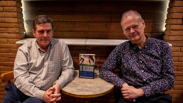 Frederic Porta y Manuel Tomás posan con su libro después de hablar con AS.