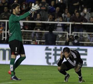 Cristiano Ronaldo se lamenta por el penalti que el árbitro Melero López no concedió.