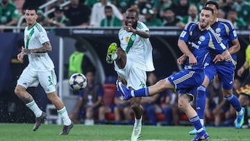 Ahli's Ivorian midfielder #79 Franck Kessie (C) fights for the ball against FC Machida Zelvia's Israeli midfielder #31 Neta Lavi (R) during the final of the AFC Champions League football match between Al-Ahli Saudi FC and FC Machida Zelvia at the King Abdullah Sports City, in Jeddah on April 25, 2026. (Photo by Abdel Ghani BASHIR / AFP)