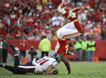 Dwayne Bowe de los Kansas City Chiefs protege el balón ante Shiloh Keo de los Houston Texans.