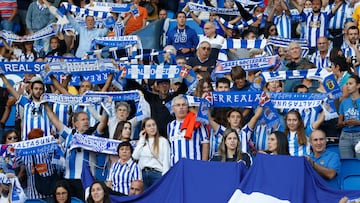 SAN SEBASTIÁN (ESPAÑA), 20/09/2022.- Aficionados de la Real Sociedad animan a su equipo antes del encuentro de Liga de Campeones entre los equipos femeninos de la Real Sociedad y el FC Bayern de Múnich, este martes en el estadio Reale Arena de San Sebastián. EFE/Javier Etxezarreta