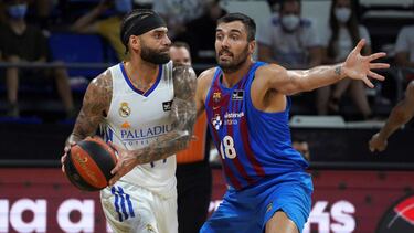 GRAF9024. SANTA CRUZ DE TENERIFE, 12/09/2021.- El alero del Real Madrid Jeff Taylor (i) protege un balón ante Pierre Oriola, del Barça, durante la final de la Supercopa de baloncesto que disputan este sábado en el pabellón Santiago Martín de La Laguna, en