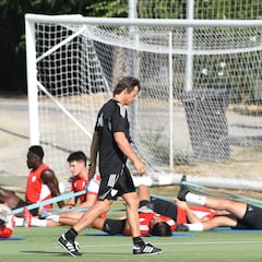 Almeyda encuentra un once