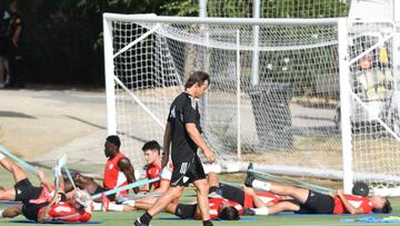 Almeyda, en un entrenamiento del Sevilla.