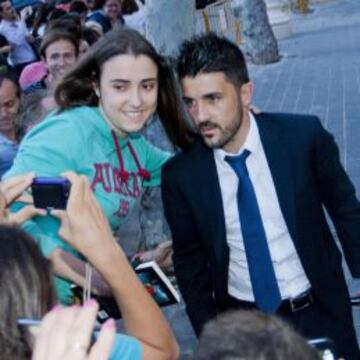 EL ATLÉTICO DURMIÓ EN VALENCIA. El Atlético ya durmió en Valencia, donde fue recibido por un buen número de aficionados, deseosos de pedir autógrafos a sus jugadores. Villa fue uno de los más solicitados.