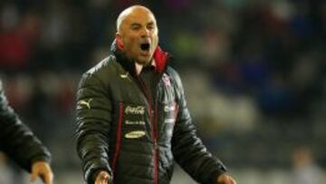 Sampaoli sufri&oacute; durante todo el partido con el cometido de sus dirigidos. 