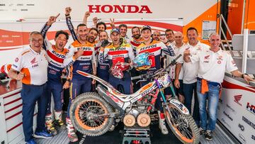 Bou y Marcelli celebran su doble podio en Andorra con el equipo Repsol Honda.
