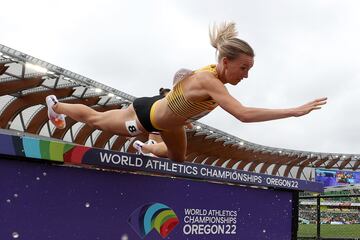 Lea Meyer, del equipo de Alemania, cae en el obstáculo de agua durante las eliminatorias de la carrera de obstáculos de 3000 metros femeninos en el segundo día del Campeonato Mundial de Atletismo Oregon 2022. 