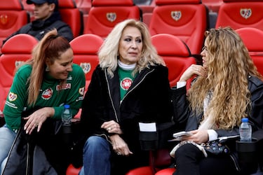 Rosa Benito, conocida colaboradora de televisión y peluquera española, en las gradas del estadio de Vallecas, junto a Rosario Mohedano, cantante española, y Candela Márquez, actriz española. 
