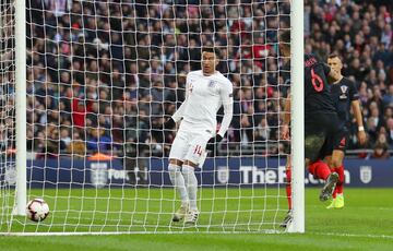 El jugador inglés Jesse Lingard marca el 1-1.