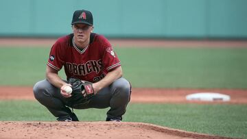 BOSTON, MA - AUGUST 14: Zack Greinke #21 of the Arizona Diamondbacks prepares to throw against the Boston Red Sox in the first inning at Fenway Park on August 14, 2016 in Boston, Massachusetts.   Jim Rogash/Getty Images/AFP
 == FOR NEWSPAPERS, INTERNET, TELCOS &amp; TELEVISION USE ONLY ==