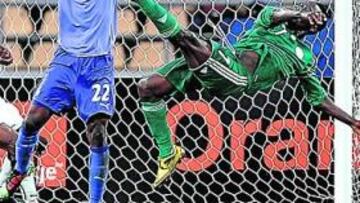 <b>MURO. </b>Kingson paró ganó a Obasi, en la única ocasión nigeriana.