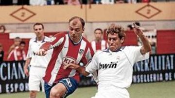 <b>LUCHA EN EL DERBI.</b> Pantic y Julio Llorente pugnan por un balón.