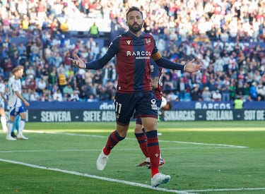 No pasan los años por Morales. Ante el Zaragoza, el delantero del Levante tiró de repertorio para dar un gol tras volver loco a su par; y anotar otro, en el que demostró mucha sangre fría, engañando en su desborde a Poussin, antes de marcar a placer.
