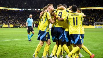Stockholm (Sweden), 16/11/2024.- Sweden's Alexander Isak (#9) celebrates with teammates after scoring the 2-1 lead during the UEFA Nations League soccer match Sweden vs Slovakia at Strawberry Arena in Stockholm, Sweden, 16 November 2024. (Eslovaquia, Suecia, Estocolmo) EFE/EPA/Jakob Akersten Broden SWEDEN OUT