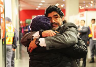 Diego Maradona abraza a su hija Dalma tras el partido de cuartos de final de la Copa Mundial de la FIFA Sudáfrica 2010 entre Argentina y Alemania en el Estadio Green Point el 3 de julio de 2010 en Ciudad del Cabo, Sudáfrica.