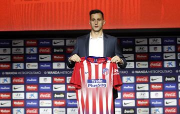 Presentación de Kalinic como nuevo jugador del Atlético de Madrid.