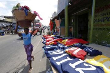 En Abiyán, la principal ciudad de Costa de Marfil, los talleres de costura están desbordados por la demanda de camisetas de diferentes equipos para el Mundial de Brasil.