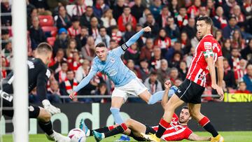 BILBAO (ESPA?A), 10/11/2023.- El delantero del Celta de Vigo Iago Aspas (2i) controla un bal¨®n ante ??igo Lekue, defensa del Athletic Club (suelo) durante el partido correspondiente a la jornada 13 de LaLiga que Athletic Club y Celta de Vigo disputan este viernes en el Estadio de San Mam¨¦s. EFE/ Luis Tejido