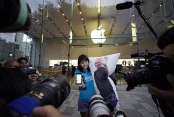 La joven japonesa con una almohada de Steve Jobs se ha convertido en una de las im¨¢genes del estreno de iPhone 7.
