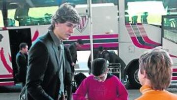 <b>DESEADO. </b>Un par de niños piden autógrafos a Llorente en el aeropuerto.