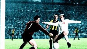 <b>PUDIERON SER MÁS. </b>Maidana acertó a despejar este balón que Di Stéfano estuvo a punto de aprovechar.