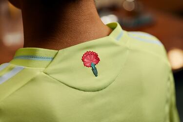 La equipación visitante también tiene en la parte de atrás del cuello la flor del clavel.