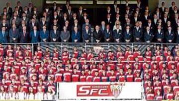 <b>FOTO DE FAMILIA. </b>Los 23 equipos que componen el club nervionense se inmortalizaron en el estadio junto al Consejo.