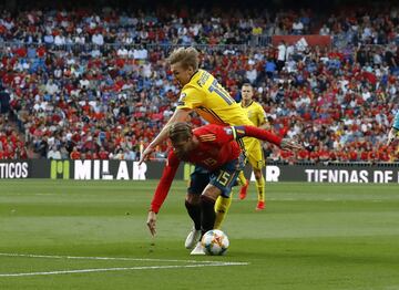 Sergio Ramos y Emil Forsberg.