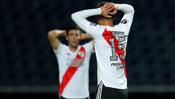 AMDEP2441. ASUNCI&Oacute;N (PARAGUAY), 06/05/2021.- Federico Girotti de River se lamenta hoy, en un partido de la Copa Libertadores entre Santa Fe - River Plate en el estadio La Nueva Olla en Asunci&oacute;n (Paraguay). EFE/Jorge Saenz POOL