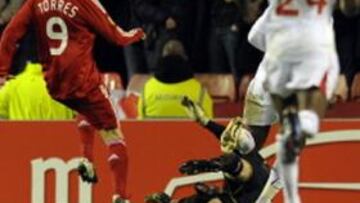 <b>EL SEGUNDO. </b>Torres pica suavemente la pelota ante la salida de Landreu en el segundo gol red.