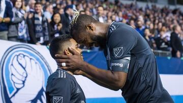 Kendall Waston felicitando a Cristian Techera por un gol con Vancouver Whitecaps. 