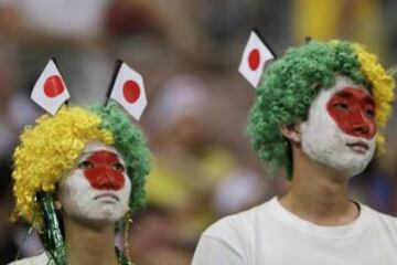 Aficionados japoneses en las primeras rondas eliminatorias de los partidos de fútbol de los Juegos.