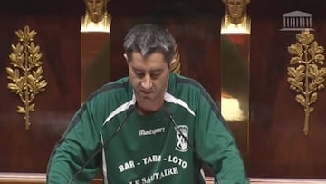 François Ruffin usando la remera de fútbol durante una comparecencia.