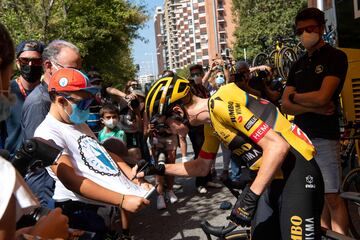 El ciclista danés del equipo Jumbo-Visma, Jonas Vingegaard, firma una camiseta de aficionado antes del inicio de la etapa 15.