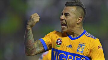 El atacante muestra su talento con el equipo felino y es pieza importante de cara al bicampeonato en Liga MX. Con su selección, es titular indiscutible en la zona del ataque junto a Alexis Sánchez y Arturo Vidal.