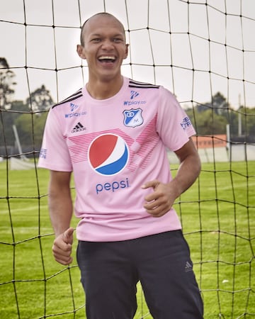 Millonarios lanzó su camiseta alternativa para 2020 de color rosado y con un diseño basado en la que usó Alemania en el Mundial de 1990.