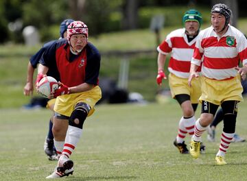 El Fuwaku Rugby Club de Tokio, fundado en 1948, es uno de los 150 clubes japoneses que organizan partidos competitivos y de contacto para jugadores mayores de 40 años. Según las Naciones Unidas, Japón es el país con la población con mayor envejecimiento del mundo. Las personas mayores son particularmente vulnerables a la soledad, ya que el 15% de los hombres mayores que viven solos tienen menos de una conversación en dos semanas, según un informe publicado en The Japan Times . El rugby no solo mantiene activos a los jugadores, sino que ofrece una vida social plena. 