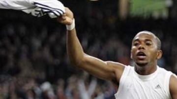 <B>EXPULSADO.</B> Robinho vio la tarjeta roja por su celebración en el segundo gol del Madrid.