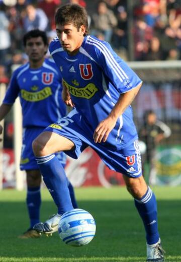 El delantero destacaba por su velocidad y potencia, pero jamás pudo consolidarse en Universidad de Chile y siempre fue postergado. Se retiró el 2012 jugando en Quilicura.