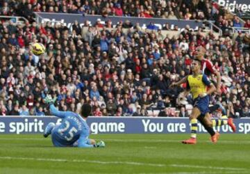 Alexis Sánchez superó con un sutil sombrero a Mannone para convertir el 1-0 para los Gunners.