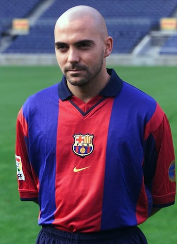 Iván de la Peña con la equipación del Barcelona.